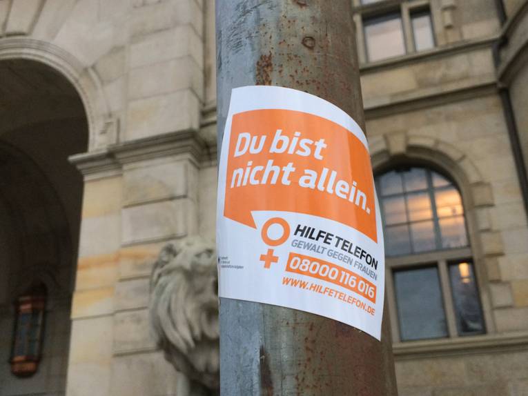 Aufkleber, der auf das Hilfetelefon "Gewalt gegen Frauen" hinweist